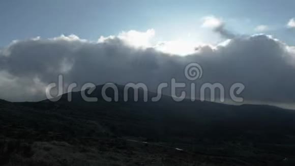 云层在山顶上快速移动视频的预览图
