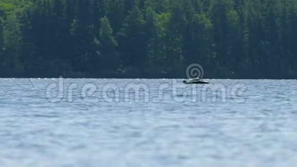 穿皮艇救生衣的青少年阳光明媚的一天在美妙的湖面上2019年7月15日捷克共和国利普诺湖视频的预览图