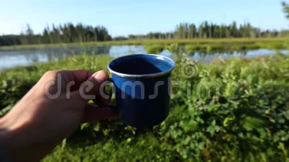咖啡杯在自然景观中视频的预览图