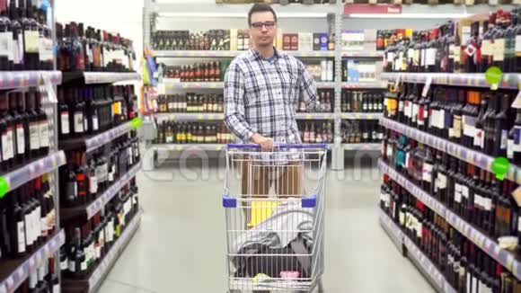 一个穿格子衬衫的残疾人手上拿着一辆购物车在商店里被截肢视频的预览图