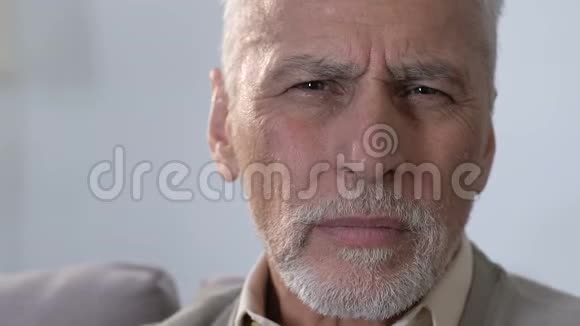 老年男性双耳听力障碍耳聋特写视频的预览图