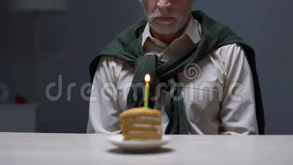 老人独自一人拿着生日蛋糕坐着被亲戚抛弃有问题视频的预览图