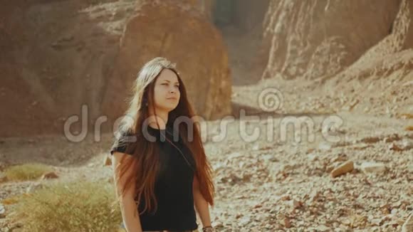 旅游女性沿着岩石峡谷散步在炎热的沙漠拍照沙漠峡谷背景埃及西奈慢视频的预览图