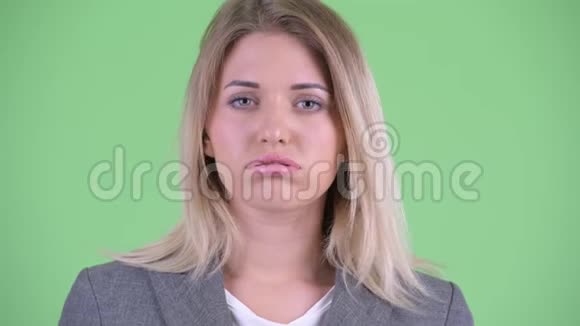 一张压力重重的年轻金发女商人看起来又无聊又疲惫的脸视频的预览图