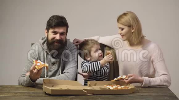家人在交流吃着美味的披萨营养概念美味的披萨妈妈爸爸和儿子在吃披萨视频的预览图