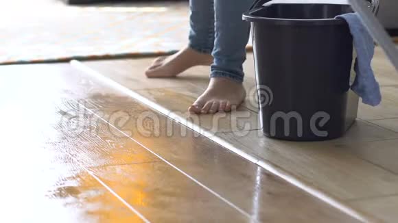 妇女用湿拭子清洗地板每日家庭日常生活清洁服务视频的预览图