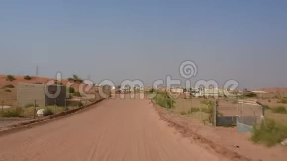 驾驶汽车在中东沙漠阿联酋附近的骆驼农场快镜头剪辑快f视频的预览图