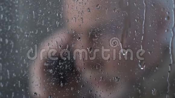 沮丧的男人在雨天的智能手机上沉重地叹息着坏消息视频的预览图