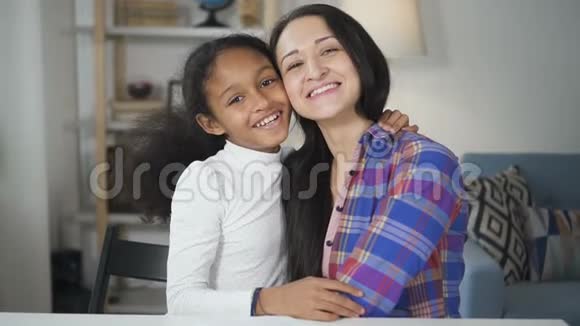 非洲裔美国年轻女孩与成人学校老师在镜头前谈笑的照片视频的预览图