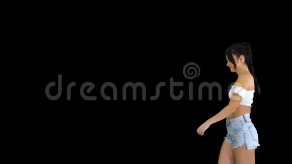 可爱的西班牙女模特穿牛仔短裤跳舞阿尔法频道视频的预览图