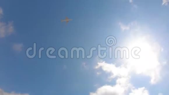 蓝天上的飞机在遥远的天空中飞翔消失视频的预览图