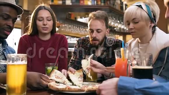 五个年轻的时髦朋友吃披萨视频的预览图