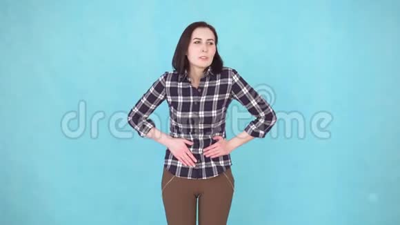 少女胃痛的肖像视频的预览图
