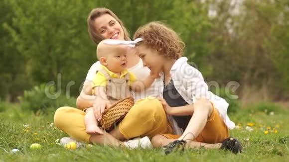 可爱的家人在复活节野餐家庭周末年龄差异大的儿童母亲和儿子婴儿达到视频的预览图