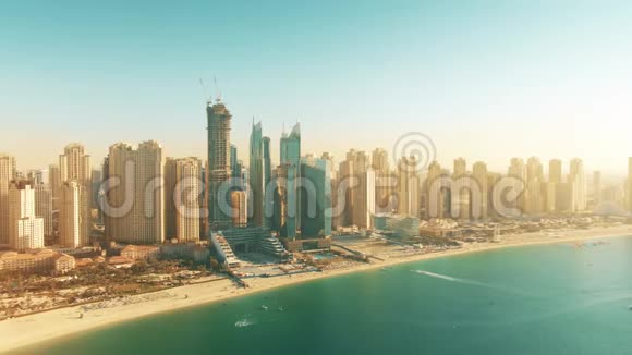 阿联酋迪拜码头海滩和摩天大楼晴天的空中拍摄视频的预览图