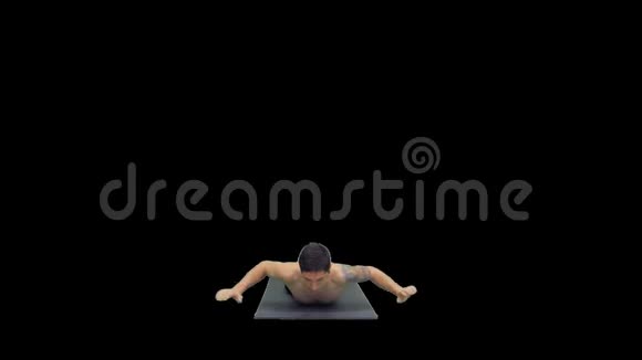 无衫运动男子展示瑜伽弓姿在垫子阿尔法频道视频的预览图