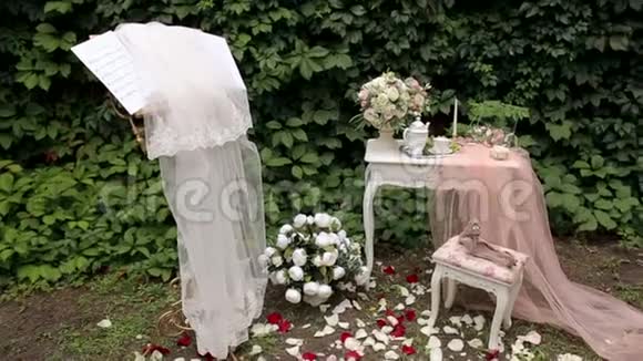 婚礼装饰与古董桌花和面纱视频的预览图