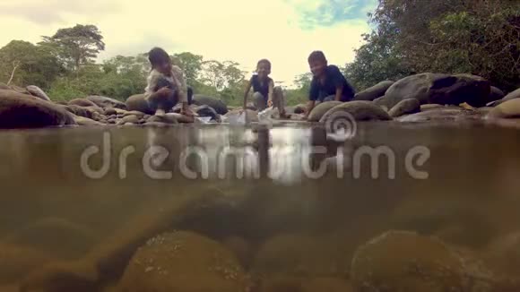 土著儿童在河上玩纸船视频的预览图