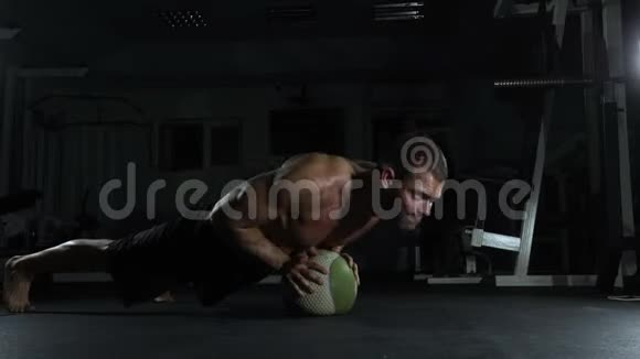 年轻的肌肉男用球操体操视频的预览图