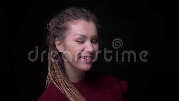 漂亮又古怪的黑发女孩穿着刺又可怕的头发在镜头上欢快地微笑着视频的预览图