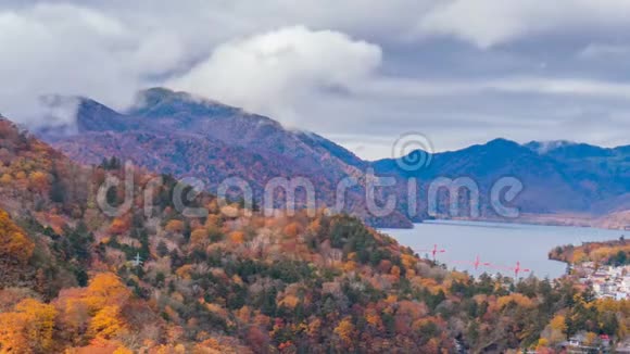 秋日阳光明媚的山景和湖泊时光流逝视频的预览图
