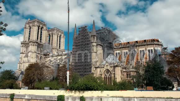 2019年秋季巴黎圣母院建筑起重机2019年4月哥特式大教堂圣母院视频的预览图