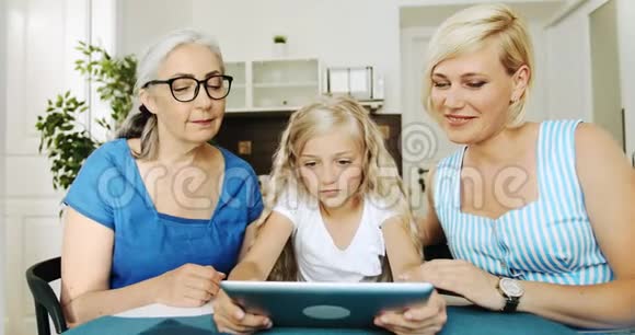 家庭在平板电脑上进行视频聊天视频的预览图