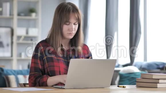 在笔记本电脑上下班的临时少女视频的预览图