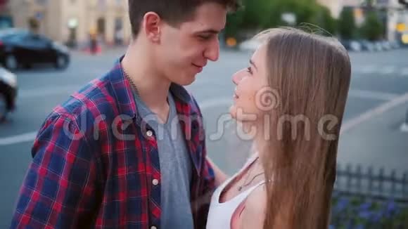 甜蜜的谈话青少年恋爱街头亲吻视频的预览图