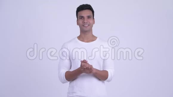 快乐的年轻印度男人对着镜头聊天视频的预览图