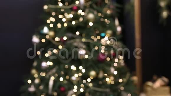 圣诞礼物圣诞树金盒视频的预览图