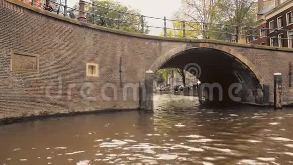 荷兰阿姆斯特丹2019年9月浪漫的日落透过大桥的拱门视频的预览图