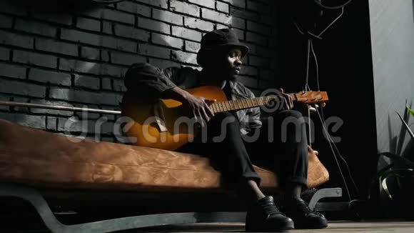 年轻的非裔美国人用吉他演奏浪漫主义音乐视频的预览图
