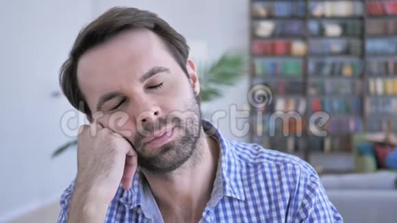 上班时睡懒觉的休闲胡须男视频的预览图
