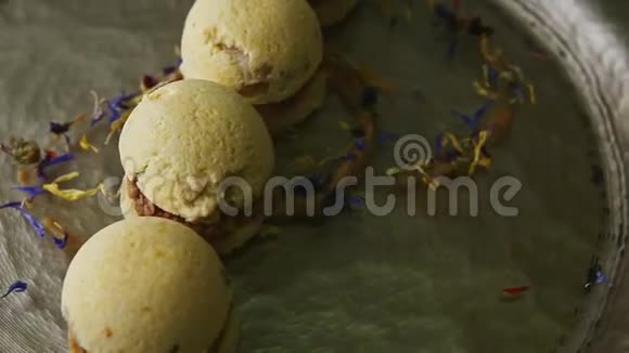 行政人员装饰的4块球形海绵饼干的宏观视图视频的预览图