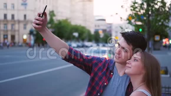 科技青少年生活方式情侣自拍手机视频的预览图