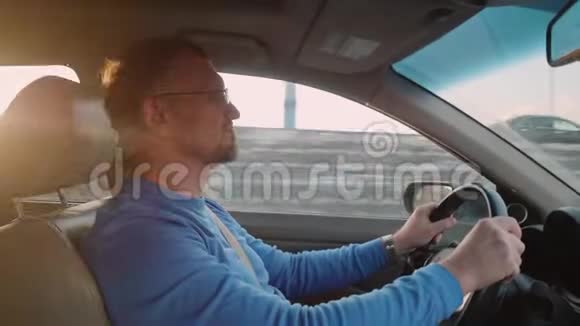 白色司机在车上驾驶它通过尼卡背光冬季下午莫斯科交通视频的预览图