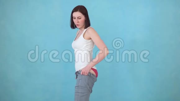 有超重问题的女人不能穿紧身裤视频的预览图