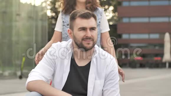一个年轻女孩闭上了一个男人的眼睛笑了起来关系友谊和爱情的主题视频的预览图