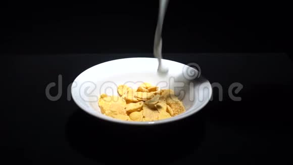 玉米片中缓慢倒入牛奶的视频视频的预览图