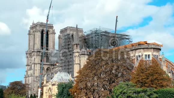 法国巴黎2019年9月巴黎圣母院大教堂周围的建筑起重机和脚手架这就是视频的预览图