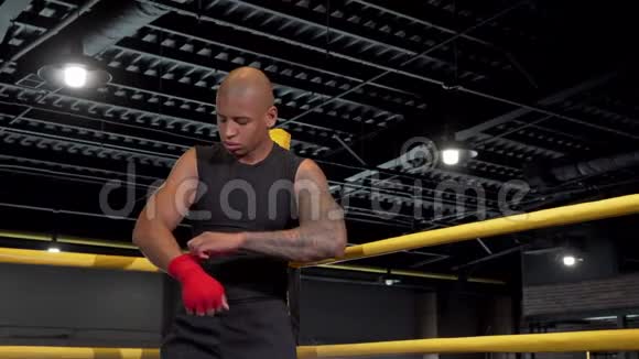 非洲男拳击手用拳击绷带包裹拳头视频的预览图