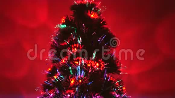 神奇的圣诞人造树房间里有一颗星星装饰着一个发光的多色花环新年视频的预览图