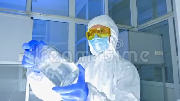 化学实验室防护服检查瓶的科学家视频的预览图