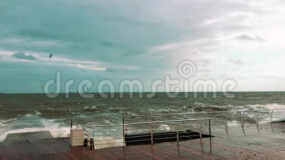 慢运动240fps风暴天气和强烈的波浪在海洋在日落心理疾病的概念视频的预览图