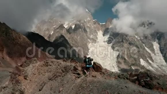 在美丽的景色中一个人走上了山视频的预览图