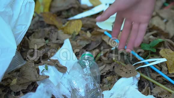 手压塑料瓶不可降解垃圾的危险微塑料视频的预览图