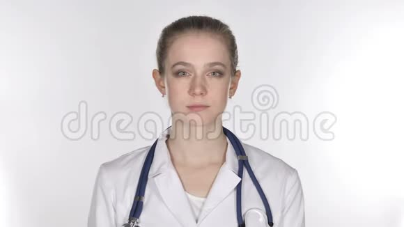 年轻女士医生看镜头白色背景视频的预览图