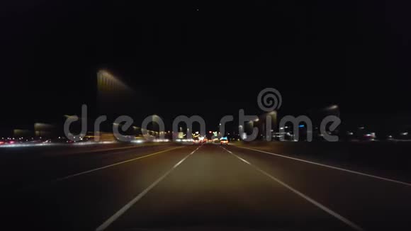 夜间驾驶城市高速公路令人陶醉POV城市州际公路的司机视角视频的预览图
