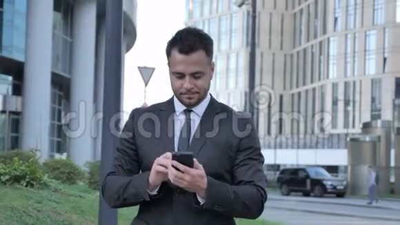 步行商人在使用智能手机时为成功而兴奋视频的预览图
